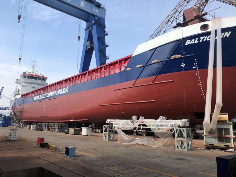 'Baltic Fin' er bygget og søsat i Kina, men kunne først døbes i går ved rederiets hovedkontor i Hundested.