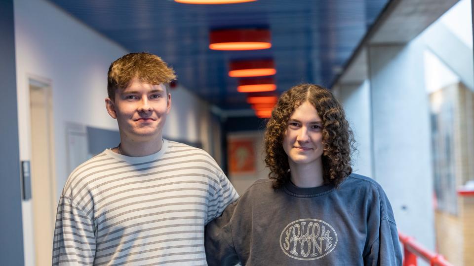 For eleverne på Støvring Gymnasium er det især adgangspresset for at komme ind på de videregående uddannelser, der fylder - så det må ministeren meget gerne kigge på at forbedre, foreslår Aksel Lybeck (tv.) og Jannick Hjortshøj. <i>Foto: Kim Dahl Hansen</i>