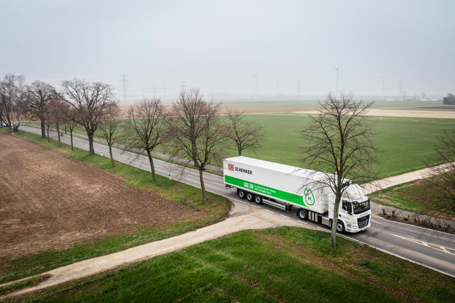 Den 40 ton tunga trailerdragaren rullar dagligen mellan Tyskland och Belgien.
