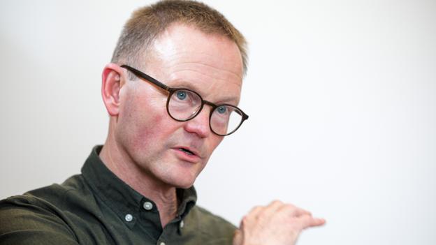 - Man skal efter min mening ikke sælge sine værdipapirer i panik. Gør man det, starter man på bar bund, når konjunkturerne går opad igen, siger Frank Bertelsen. <i>Foto: Bo Lehm</i>