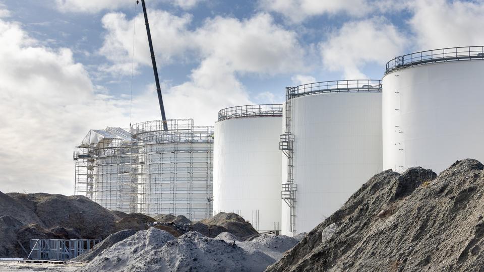 Arbejdet på olieterminalen i Frederikshavn er genoptaget. Terminalen skulle have været færdig i november 2020 - men bliver nu formentlig klar her i sommeren 2023. <i>Foto: Bente Poder</i>