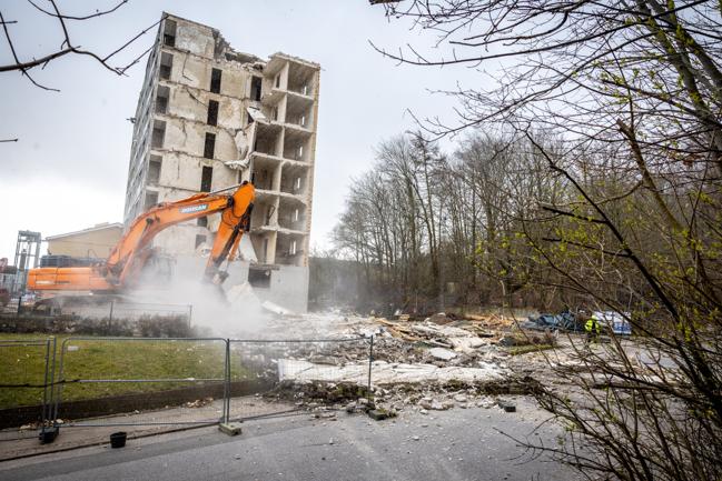 Under nedbrydning af et højhus på Konvalvej i Aalborg endte noget af en gavl ude på Skovsvinget, som derefter blev afspærret.