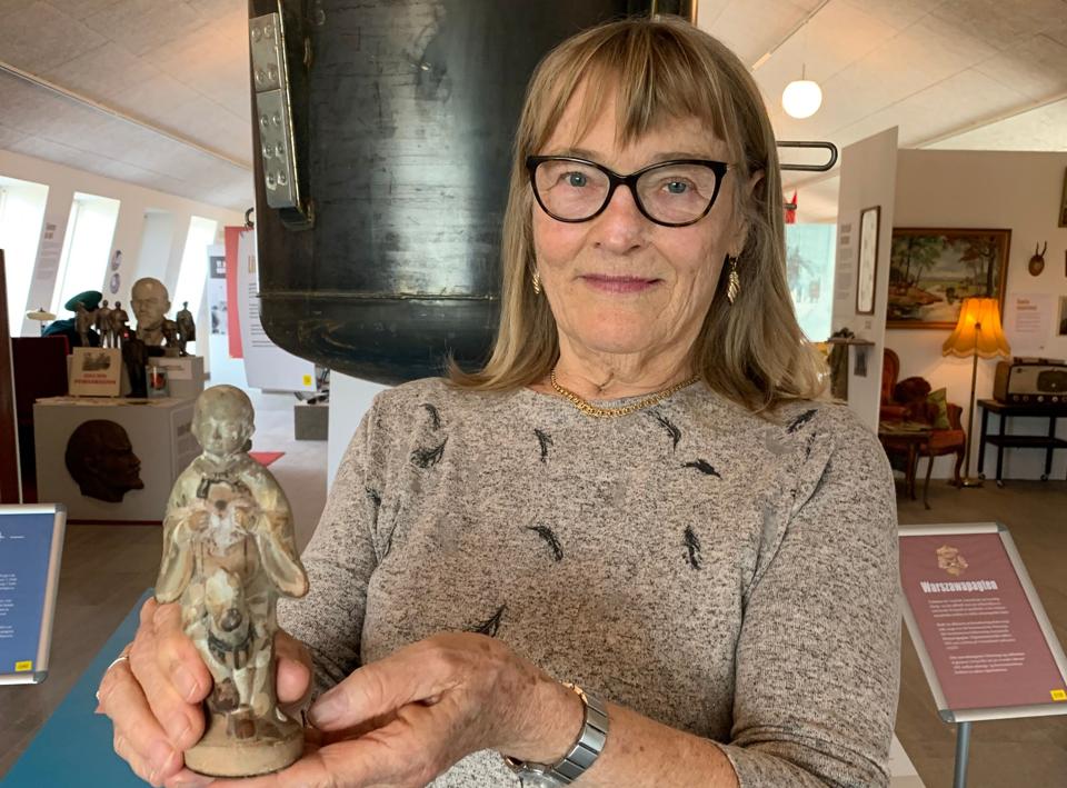 Judith Larsen med den figur, som hendes far tog med hjem fra Hiroshima. <i>Foto: Rebildcentret</i>