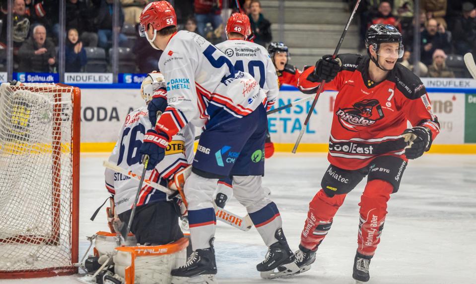 Kirill Kabanov jubler efter Aalborg Pirates' åbningsscoring mod Rungsted. Returen på russerens afslutning blev sendt i nettet af holdkammeraten Jeppe Jul Korsgaard. <i>Foto: Martin Damgård</i>