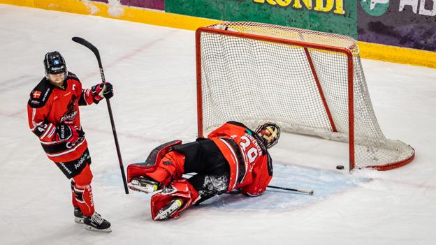 George Sørensen stod fremragende i Aalborg Pirates' mål, men i slutningen af 1. periode var han prisgivet, da Rungsted var to mod én. <i>Foto: Martin Damgård</i>