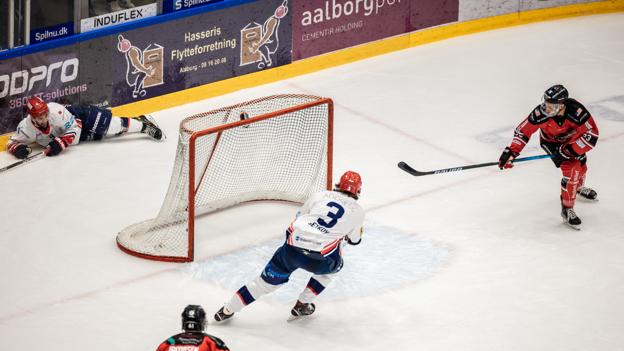 Matt Salhany kvæler her Rungsteds comebackhåb med en scoring i tomt net i sidste minut af tirsdagens opgør i Sparekassen Danmark Isarena i Aalborg. <i>Foto: Martin Damgård</i>