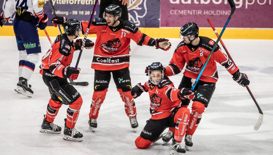 Matt Salhany (på knæ) indtog en hovedrolle i tirsdagens hårdt tilkæmpede Aalborg Pirates-sejr. <i>Foto: Martin Damgård</i>