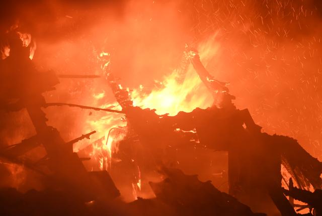 Et hus i landsbyen Dorf brændte natten til onsdag ned til grunden. 