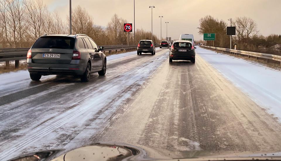 Motorvej E39 var spejlglat fra Tylstrup til Bouet onsdag morgen. <i>Foto: Lars Pauli</i>