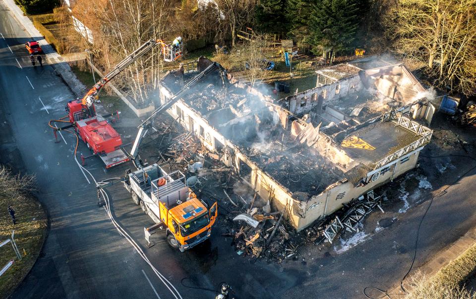 Tirsdag aften gik der ild i et hus i Dorf. Onsdag morgen var der stadig gang i efterslukningen. <i>Foto: Lars Pauli</i>