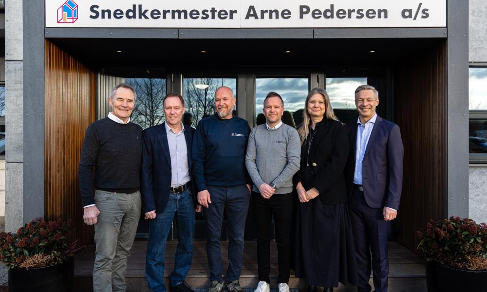 Snedkerfirmaet Arne Pedersen A/S har udvidet bestyrelsen.  Fra venstre er det Niels Johansen (ny), Per Jensen, Kim Pedersen, Brian Pedersen, Mathilde Møller (ny) og Peter Larsen. 