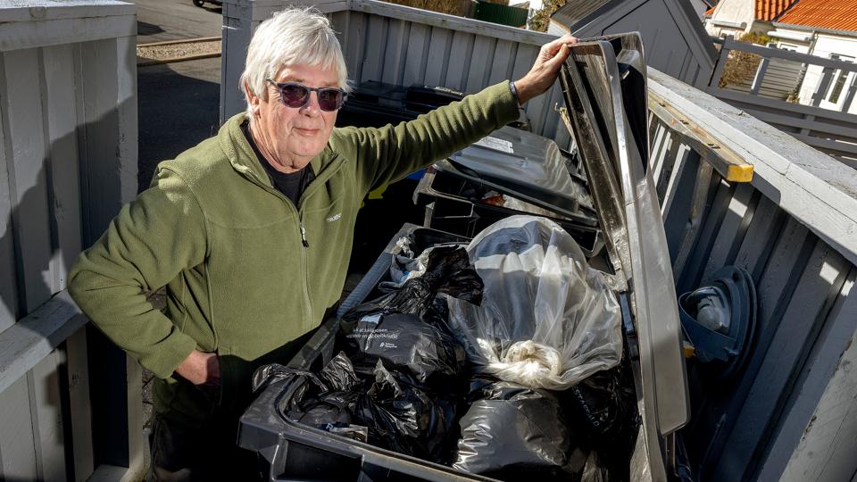 Containeren til restaffald kommer til at stå utømt i fire uger på grund af snevejret for en uge siden. Det mener Peter Weng er dårlig service. <i>Foto: Lars Pauli</i>