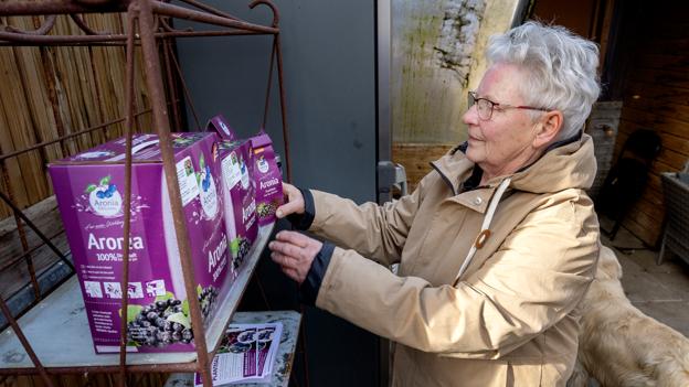 De karakteristiske lilla kartoner med aroniasaft er blevet hverdag i en lang række butikker landet over.  OG Hanne Rasmussen tager ind imellem en ekstra snaps af den. <i>Foto: Lars Pauli</i>