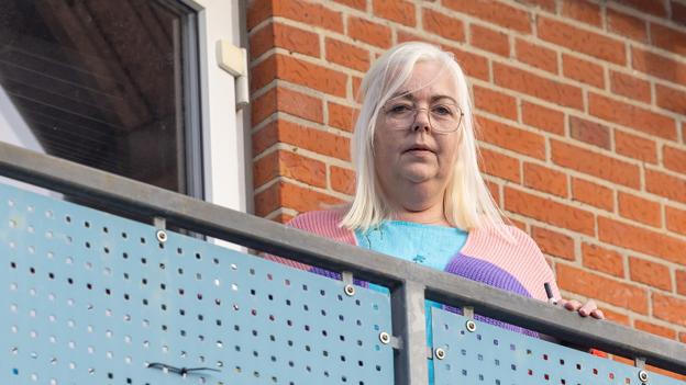 Heidi Berg Andersen bor i en lejlighed over den mand, som onsdag var årsag til, at politiet rykkede talstærkt ud til Corasvej i Skagen. Det har hun gjort i 10 år, og i al den tid har manden boet i lejligheden i stueetagen. <i>Foto: Bente Poder</i>