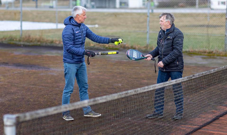 Sten Gasberg (tv) og Jens Jakob Elmer fra Støvring Tennisklub forventer, at man inden sommerferien kan tilbyde padeltennis i klubben. <i>Foto: Martél Andersen</i>