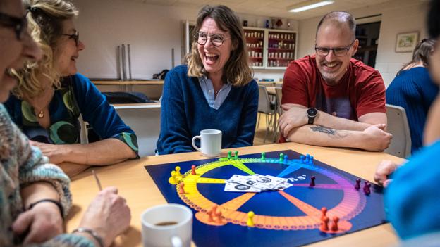 Susanne Bak Pedersen (tv.) har været primus-motor til at starte Morsø Brætspilshygge. <i>Foto: Martin Damgård</i>