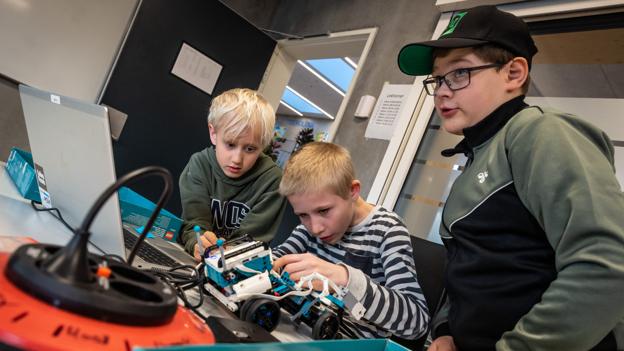 Hos Coding Pirates i Thisted er børnene i fuld gang med at forberede deres robotter på kamp. <i>Foto: Martin Damgård</i>