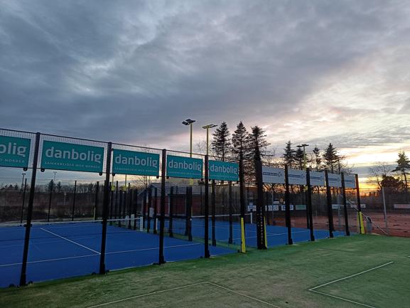 Sidste år fik klubben anlagt to tennispadelbaner. De har været en succes.