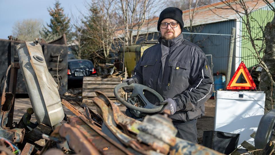 Jesper Hansen fra Fyns Autogenbrug betegner det som en "halvstor" opgave <i>Foto: Bente Poder</i>
