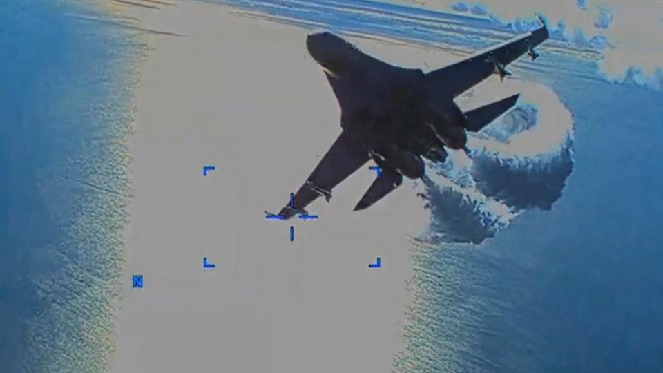 På videoen fra USA's  hær kan man se, hvordan et russisk kampfly af typen Sukhoi SU-27 kaster brændstof mod den amerikanske drone over Sortehavet. Dronen ender med at styrte i havet. <i>U.s. Air Forcea/Reuters</i>