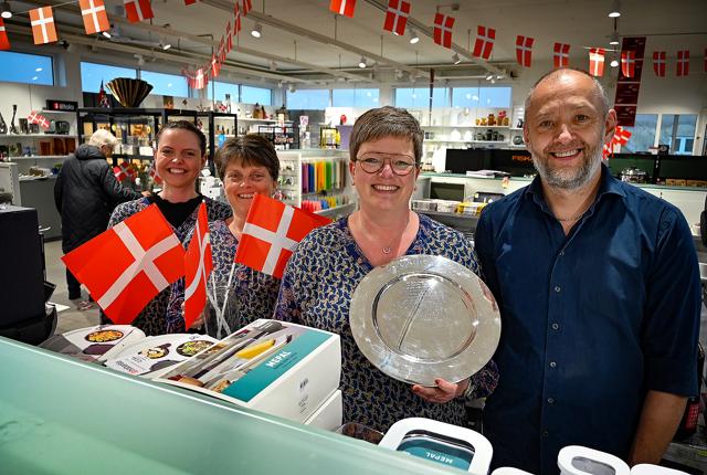 Karina Klim (med platten) sender den flotte anerkendelse videre til butikkens medarbejdere, her repræsenteret ved (fra venstre) Freja Broholm, Gitte Christensen og Klaus Skaarup.