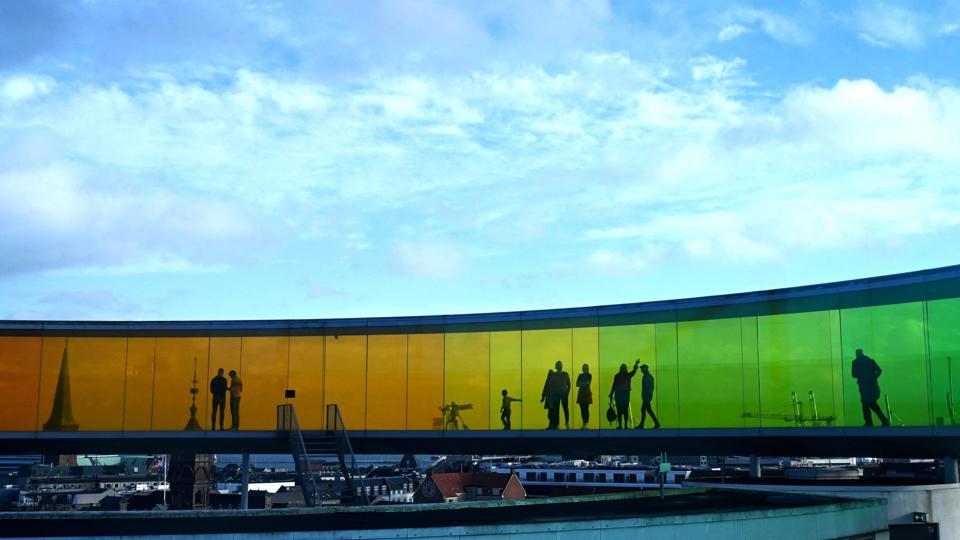 Kunstmuseet ARoS' regnebue-gangbro nævnes i en artikel i det amerikanske magasin Time, hvor Aarhus udnævnes til et af de bedste steder i verden. (Arkivfoto). <i>Sergei Gapon/Ritzau Scanpix</i>