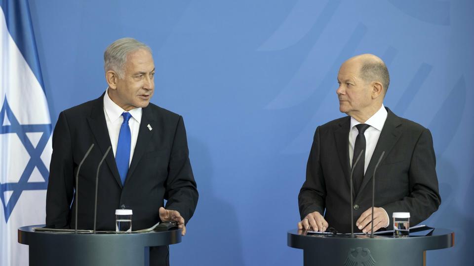 Benjamin Netanyahu (til venstre) har torsdag været på besøg hos Olaf Scholz (til højre) i Berlin. <i>Kira Hofmann/Ritzau Scanpix</i>