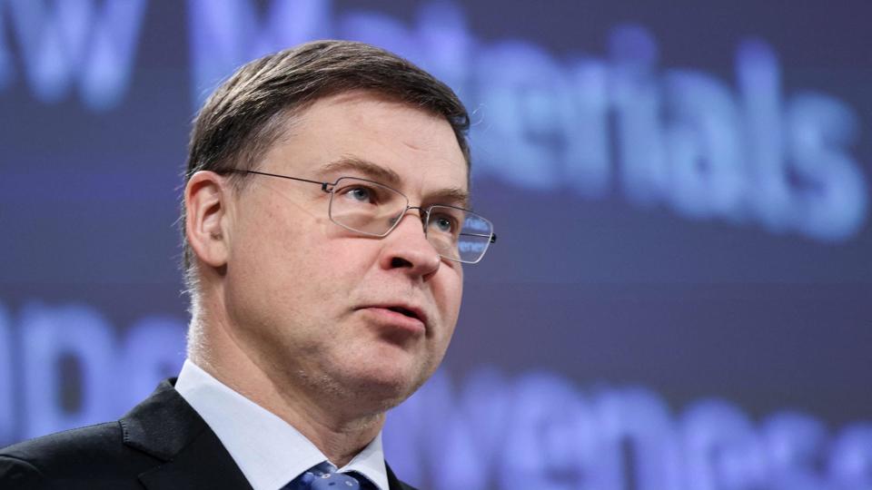 Ledende næstformand i EU-Kommissionen, Valdis Dombrovskis, præsenterede torsdag et forslag, der skal medvirke til at vriste flere råstofkontrakter fra Kina. Men det kan blive en svær opgave. <i>Kenzo Tribouillard/Ritzau Scanpix</i>