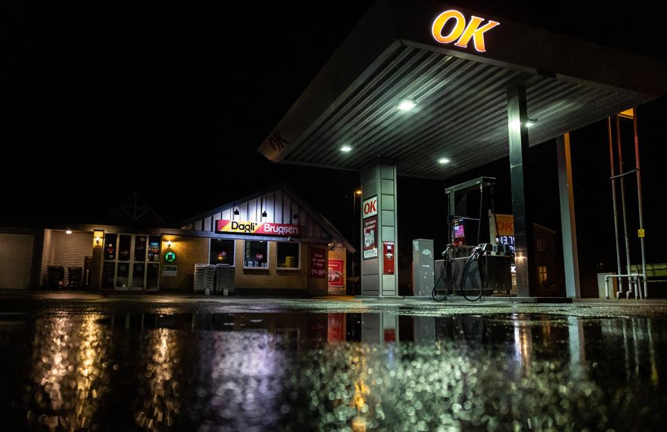 Selv vejrguderne bidrog til stemningen i Birkelse efter Dagli' Brugsen torsdag aften meddelte, at den skal lukke. <i>Foto: Martin Damgård</i>