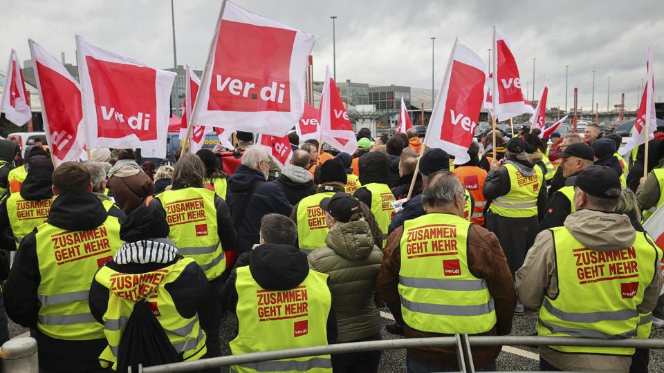 Det er fagforeningen Verdi, der har opfordret tyske lufthavnsansatte til at strejke fredag. Billede er fra en demonstration i lufthavnen i Hamburg mandag. <i>Christian Charisius/Ritzau Scanpix</i>
