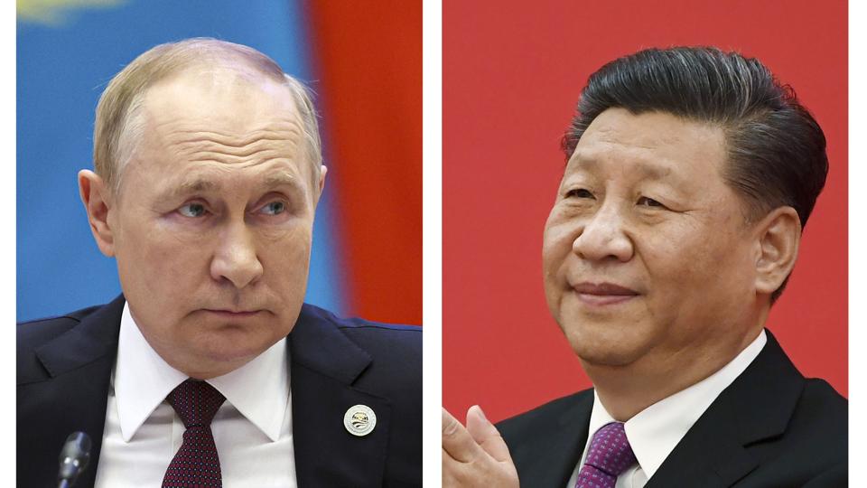 Præsident Xi Jinping er på statsbesøg i Rusland i dagene 20. - 22. marts, hvor han møder Vladimir Putin. Det meddeler Kinas udenrigsministerium fredag. <i>Sergei Bobylev; Noel Celis/Ritzau Scanpix</i>