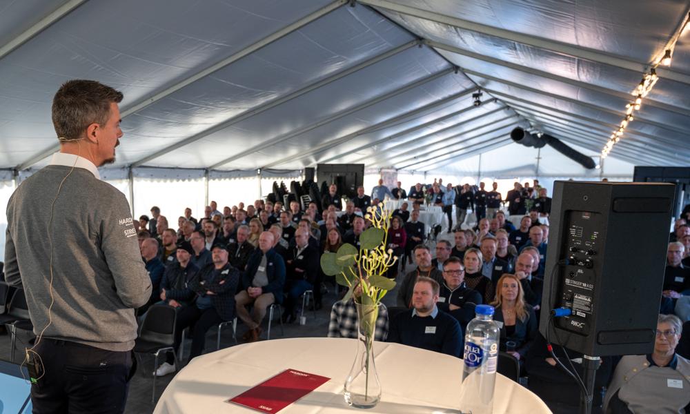 Godt 300 gæster var med til at fejre Hosta Industries' 50 års jubilæum. Godt 300 gæster var med til at fejre Hosta Industries' 50 års jubilæum.