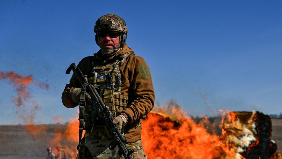 Ukrainsk soldat under en militærøvelser under et russisk angreb i Zaporizjzja-regionen i denne uge. Zaporizjzja er hjemsted for Europas største atomkraftværk, og en af de fire regioner, som russerne hævder at have indlemmet og gjort til en del af Rusland. <i>Stringer/Reuters</i>