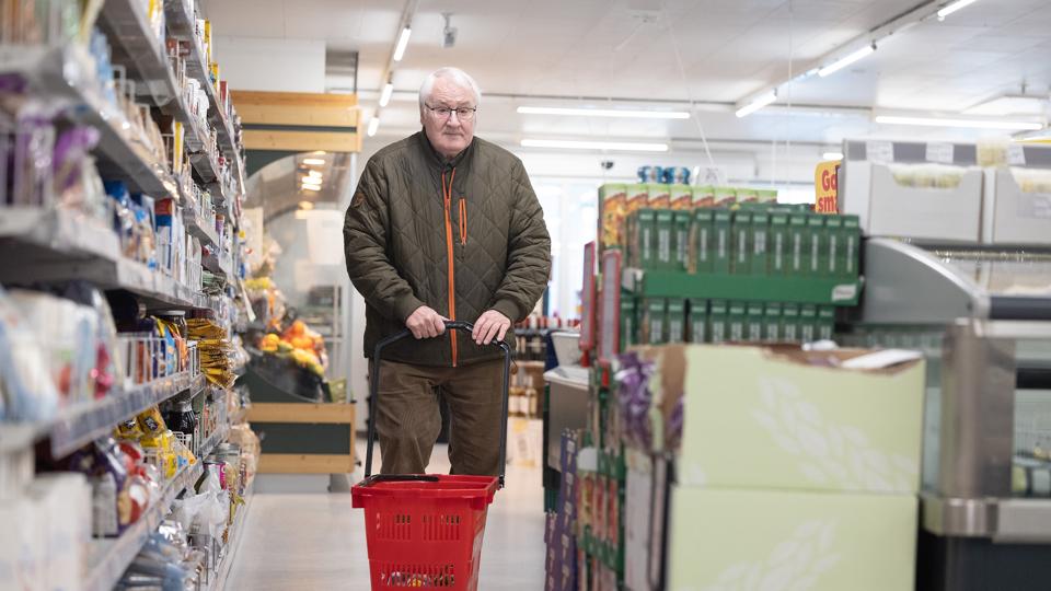 Gert Jensen har været stamkunde i brugsen siden 1963, hans kone endnu længere. <i>Foto: Bente Poder</i>