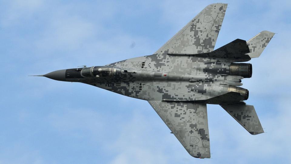 Slovakiets regering har fredag godkendt, at landet donerer 13 MiG-29-jagerfly til Ukraine. Det siger den slovakiske premierminister, Eduard Heger, ifølge AFP. Beslutningen er truffet, dagen efter at Polen meddelte, at det som det første land nu sender kampfly til ukrainerne. (Arkivfoto). <i>Alexandra Mlejnkova/Ritzau Scanpix</i>