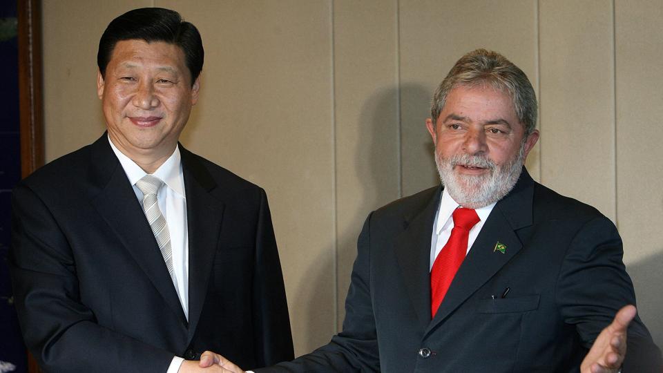 Den brasilianske præsident, Luiz Inacio Lula da Silva, vil besøge Kina sidst i denne måned og skal have møder med den kinesiske leder, præsident Xi Jinping. De to mænd ses her under et møde i Brasilien i 2009. Dengang var Xi Jinping vicepræsident. <i>Joedson Alves/Ritzau Scanpix</i>