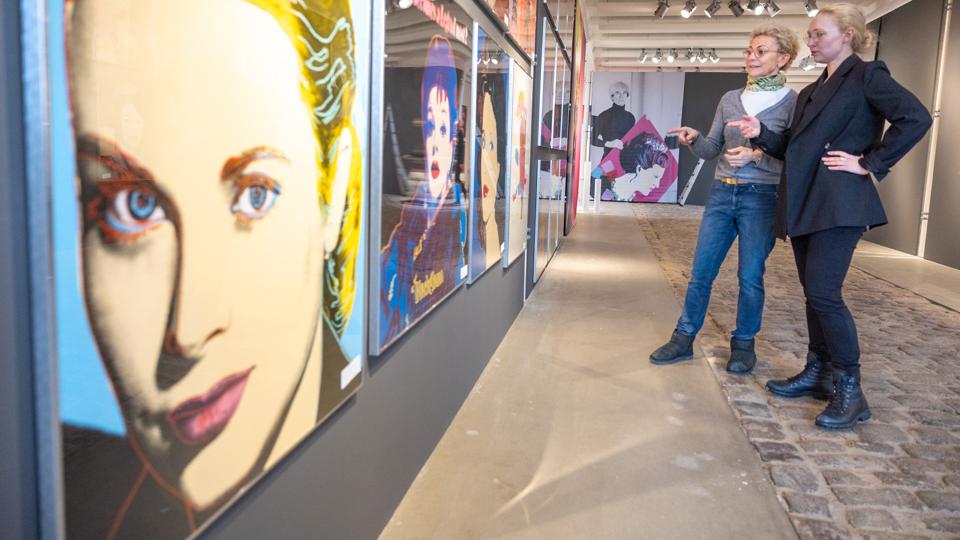 Børglum Klosters nye kunstudstilling bliver i år med popkunstner Andy Warhol.  Anne og Benedicte Rottbøll i færd med at hænge den op. <i>Foto: Bente Poder</i>