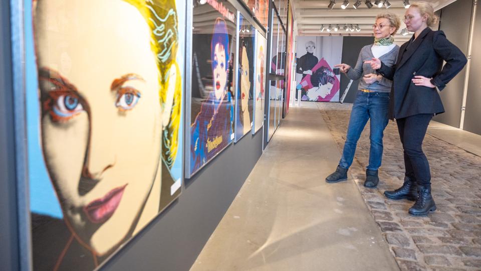 Børglum Klosters nye kunstudstilling bliver i år med popkunstner Andy Warhol. Anne og Benedicte Rottbøll i færd med at hænge den op. <i>Foto: Bente Poder</i>