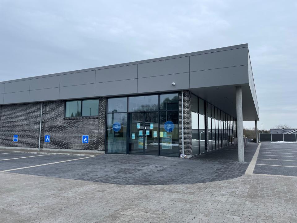 Det er nu godt 14 dage siden, Aldi lukkede ned i den ellers helt nybyggede dagligvareforretning. Snart kan der igen handles i butikken - og derfor er der nu meldt et forventet åbningstidspunkt ud. <i>Foto: Claus T. Kræmmergård</i>