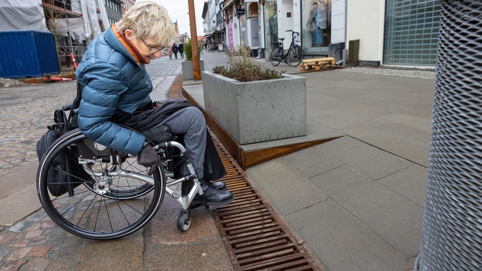 Ifølge Susanne Kragh Pedersen og flere andre handicappede er ramperne i Strømgade i Hjørring alt for stejle. <i>Foto: Bente Poder</i>