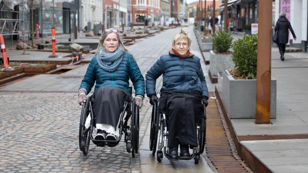 Henriette Kvist Nielsen (tv.) og Susanne Kragh Pedersen (th.) vil aldrig benytte sig af ramperne. De er bange for at vælte. <i>Foto: Bente Poder</i>
