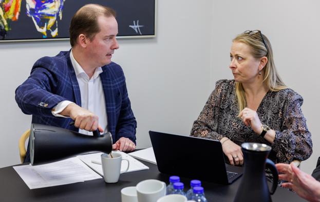 Advokat Kim Østergaard og advokat Jeannette Würtz oplyser, at efter fristen var udløbet blev der foretaget en beregning, som viste, at varmeværkets kunder kunne søge om de 6000 kroner i varmehjælp. <i>Foto: Henrik Bo</i>