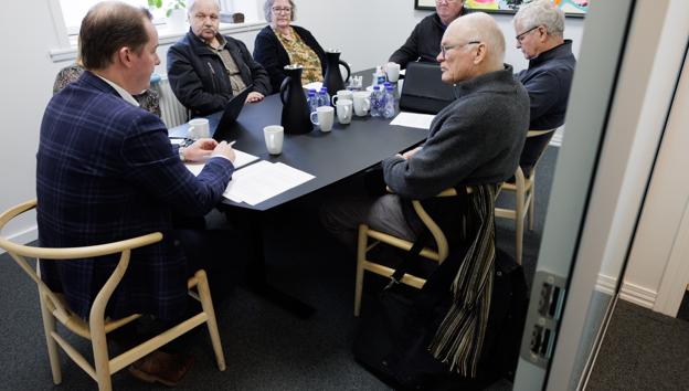 Omkring 500 forbrugere under Dronninglund Fjernvarme får aldrig en varmecheck fra staten, selvom de har krav på den. Her ses advokat Kim Østergaard, advokat Jeannette Würtz med styregruppen: Randi og Bjarne Hansen, Benny Engelsted Karlsen, Tage Kohsel, Carsten Møller Nielsen. <i>Foto: Henrik Bo</i>
