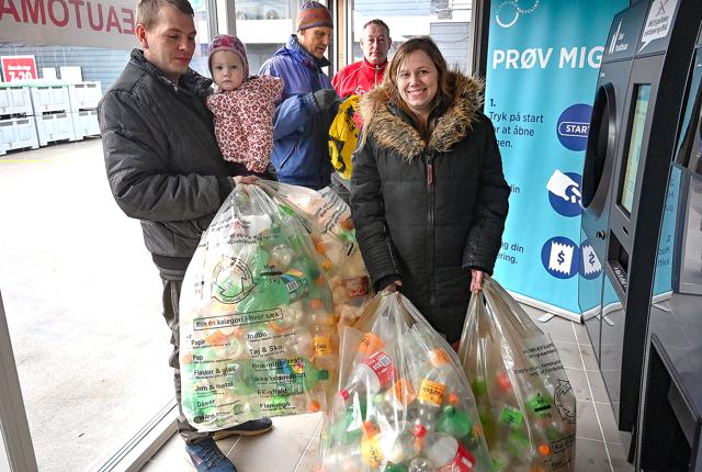 Jesper, Majken og lille Louise tog turen til Klitmøller for nemt og hurtigt at komme af med omkring 400 tomme plastflasker.