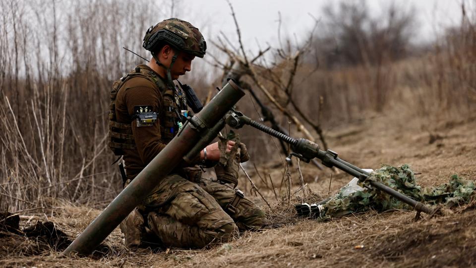 En ukrainsk soldat fra faldskærmsstyrkernes 80. brigade afventer en ordre til affyre en mortergranat nær Bakhmuth i Donetsk regionen i det østlige Ukraine. <i>Violeta Santos Moura/Reuters</i>
