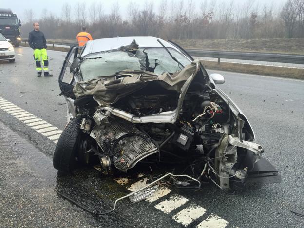 Bilen blev totalskadet, da den ramte skiltevognen. <i>Privatfoto</i>