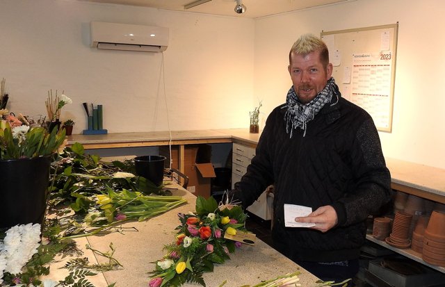 Mark Ovesen der nu har åbnet sin 3. butik i Hjørring, deltager aktiv i forretningerne hvor han selv laver mange blomster anretninger.