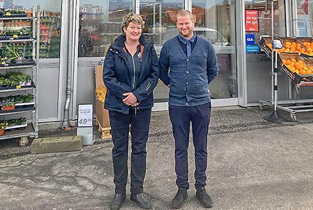 Leon Andreas Jensen er ny uddeler hos Dagli'brugsen i Hou. Han ses her i selskab med formanden for brugsens bestyrelse, Ulla Larsen-Coles.