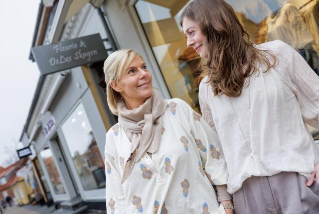 Emilie Ifversen (til højre) skal overtage tøjbutikken "Fleurie & Delux Skagen". Hidtil har den været drevet af hendes mor, Bettina Ifversen.