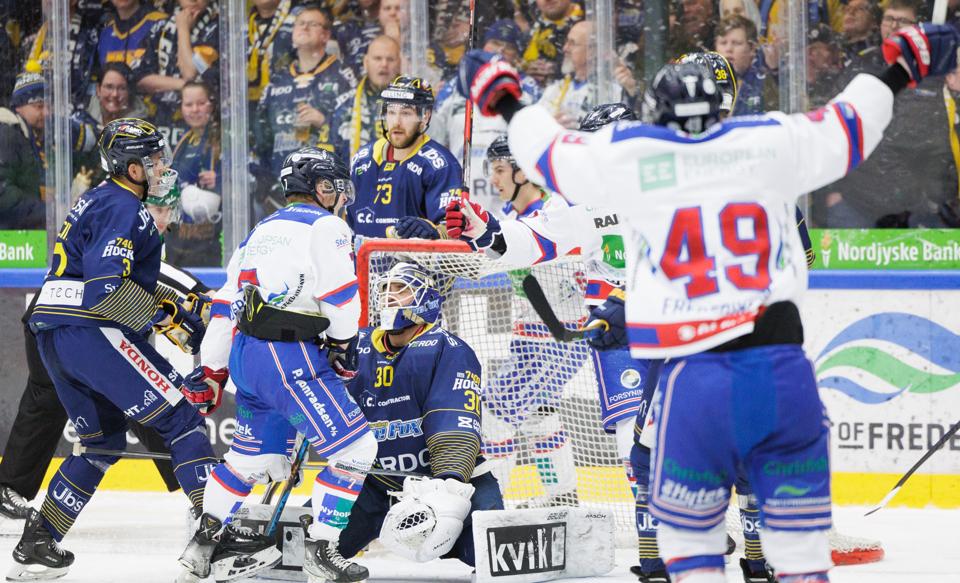 Frederikshavn White Hawks tog fredag aften imod Herning Blue Fox i den fjerde kamp i kvartfinaleserien. Frederikshavn 17. marts 2023. <i>Foto: Henrik Bo</i>